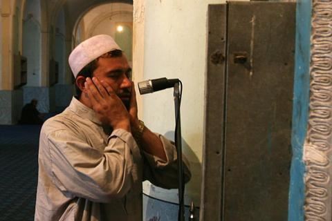 Öğle namazının müezzinliği nasıl yapılır ?