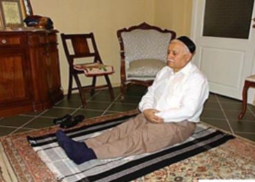 Diz üstü oturarak, ayakları uzatarak veya sandalyede namaz nasıl kılınır?