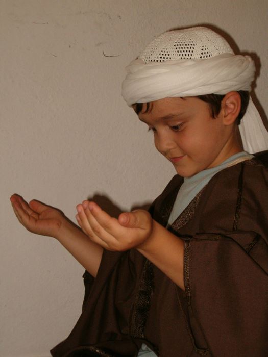Peygamber (s.a.v.) sarığının altına fes giyer miydi ve fesinin rengi nasıldı?