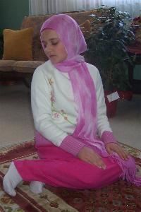 Dizi ağrıdığı için Teşehhüde oturamayan nasıl namaz kılar?